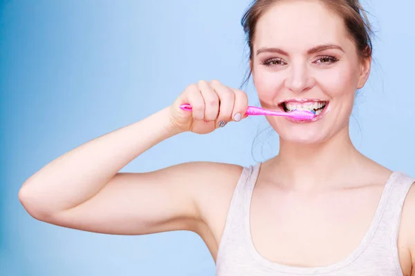 Kadın temizlik diş fırçalamaya — Stok fotoğraf