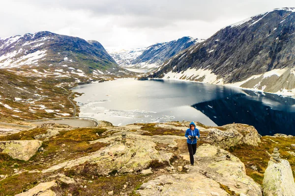 Turista tomando una foto por el lago Djupvatnet, Noruega — Foto de Stock