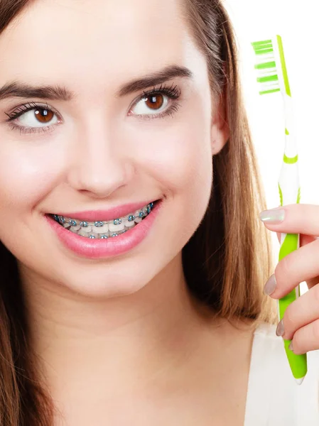 Vrouw met tandenborstel, denken over hygiëne — Stockfoto