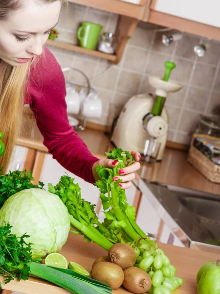 女人在厨房里有许多绿色蔬菜 — 图库照片