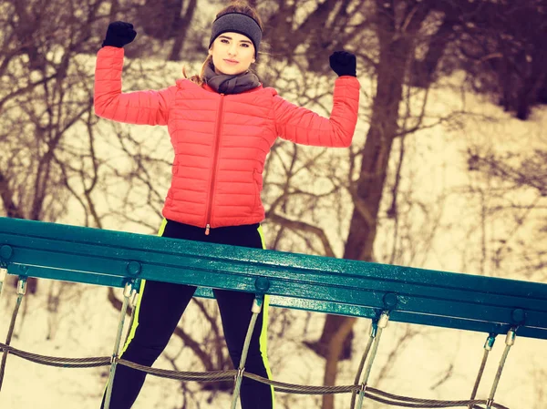 Mujer con ropa deportiva urbana haciendo ejercicio al aire libre durante el invierno —  Fotos de Stock