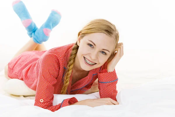 Mujer sonriente acostada en la cama —  Fotos de Stock