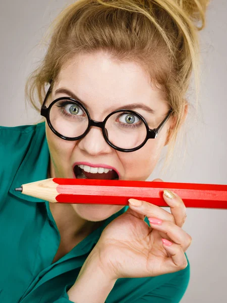 Affärskvinna bita penna — Stockfoto