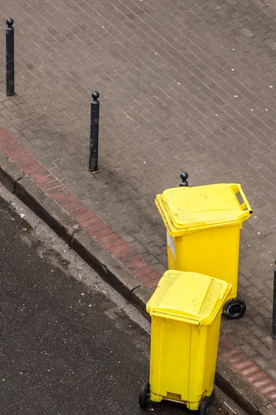 Poubelles en plastique dans la rue à l'extérieur — Photo