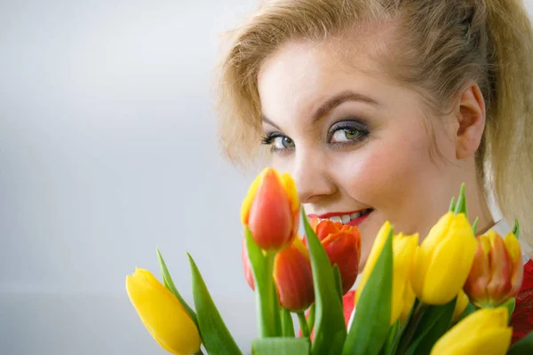 チューリップの花束を持つ女性 — ストック写真