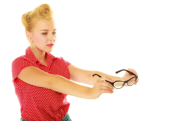 Blonde pin up girl holding retro glasses — Stock Photo, Image