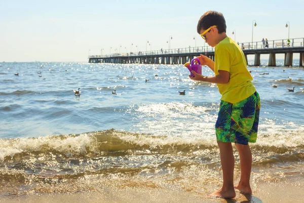 Garçon marche sur la plage . — Photo