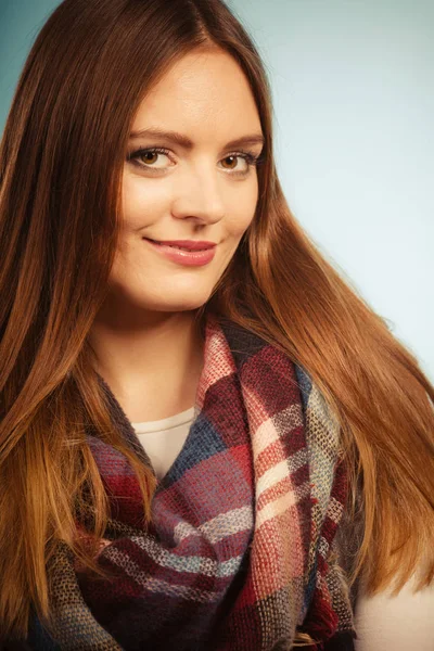 Het dragen van wollen ingecheckte sjaal warme herfst kleding vrouw — Stockfoto