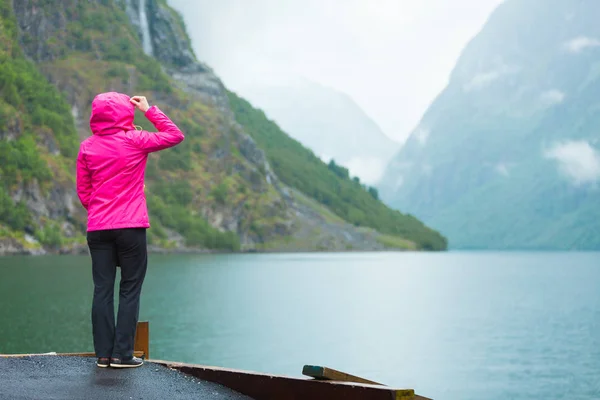 Turismo mirando montañas y fiordo Noruega, Escandinavia. —  Fotos de Stock