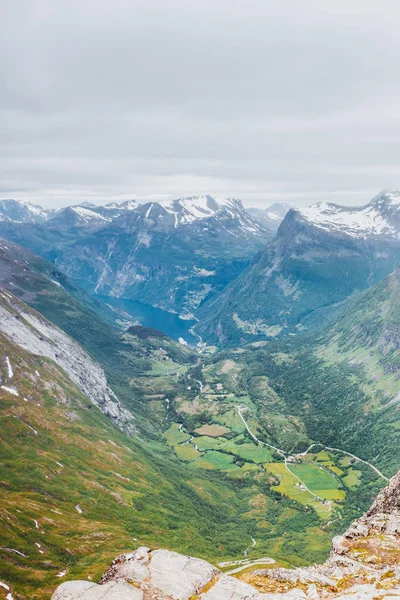 Uitzicht over de Geirangerfjord vanaf Dalsnibba uitzichtpunt in Noorwegen — Stockfoto