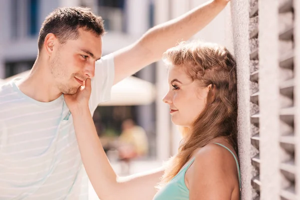 Man flirting with girl on city street — Stock Photo, Image
