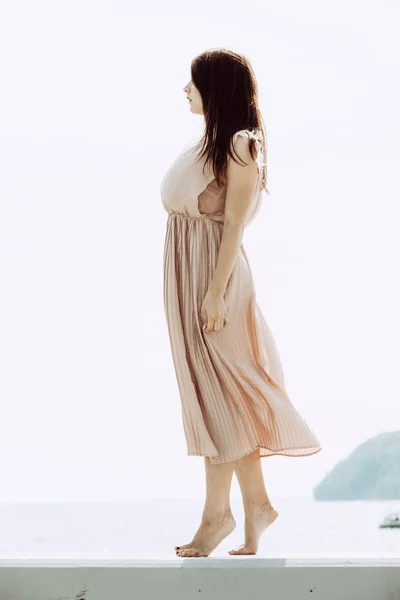 Kobieta w długich romantycznych sukienka sukienka — Zdjęcie stockowe