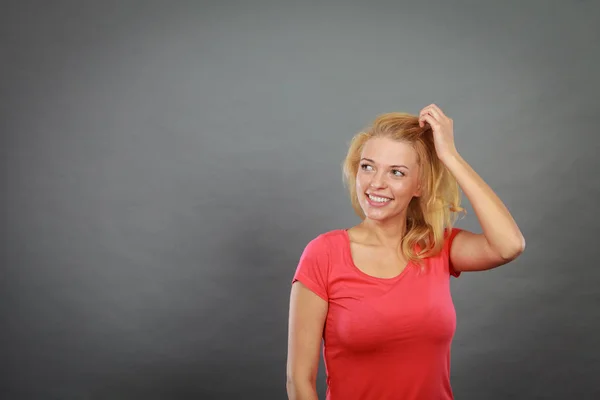 Šťastná žena blond pozitivní směřují ruce — Stock fotografie