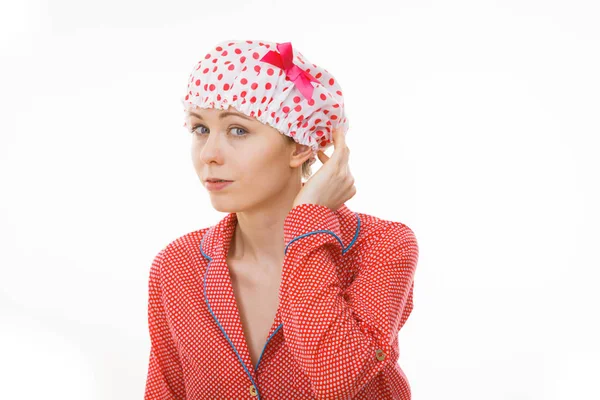 Rolig kvinna klädd i pyjamas och bad cap — Stockfoto