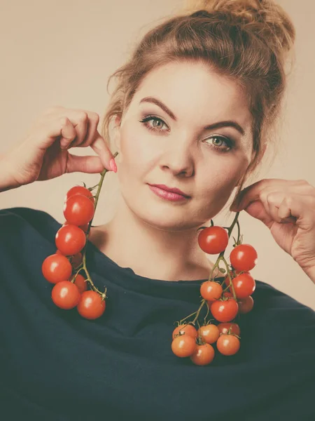 Mulher segurando tomates cereja frescos — Fotografia de Stock