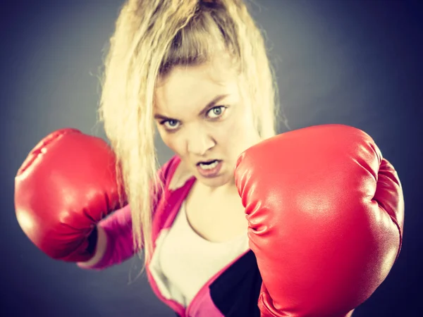 Mujer enojada usando guantes de boxeo — Foto de Stock