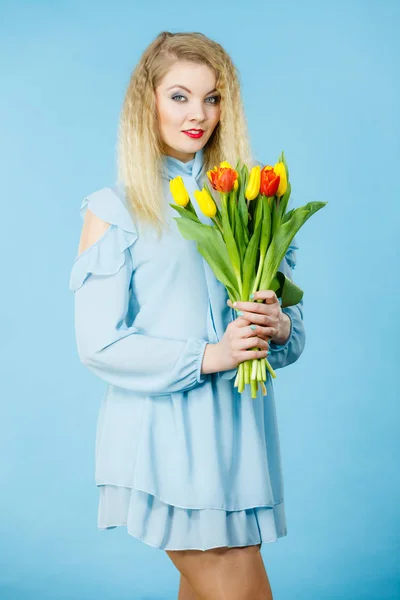 Mujer bonita con tulipanes rojos amarillos — Foto de Stock