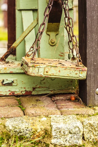 Staromódní shnilé dřevěné vážicí zařízení — Stock fotografie