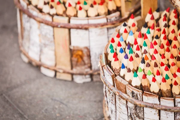 Muitos lápis de cor em balde de madeira — Fotografia de Stock