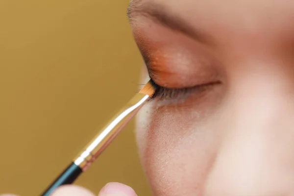 Primer plano mujer conseguir maquillaje, sombra de ojos — Foto de Stock