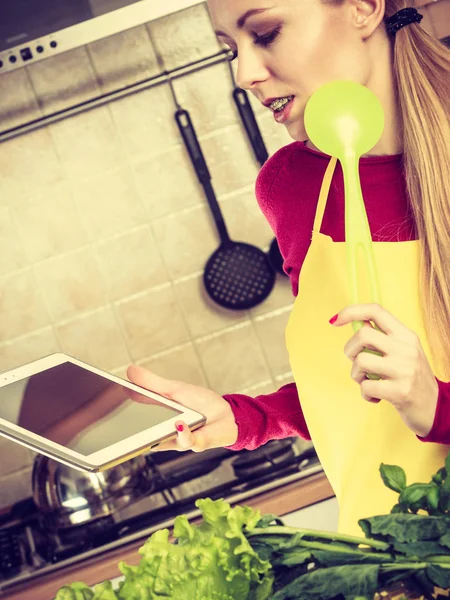 Woman having green vegetables thinking about cooking — Stock Photo, Image