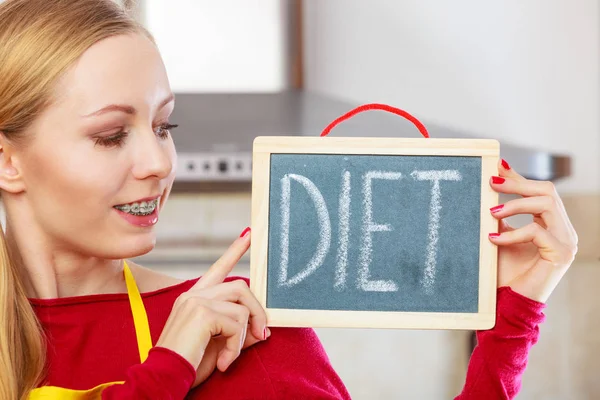 Mujer feliz sosteniendo el tablero con signo de dieta —  Fotos de Stock