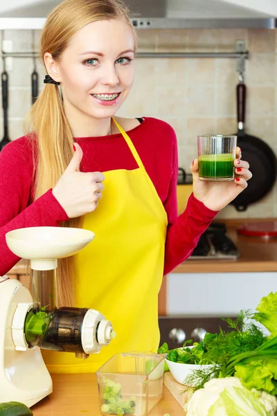 Donna in cucina con succo di frullato vegetale — Foto Stock