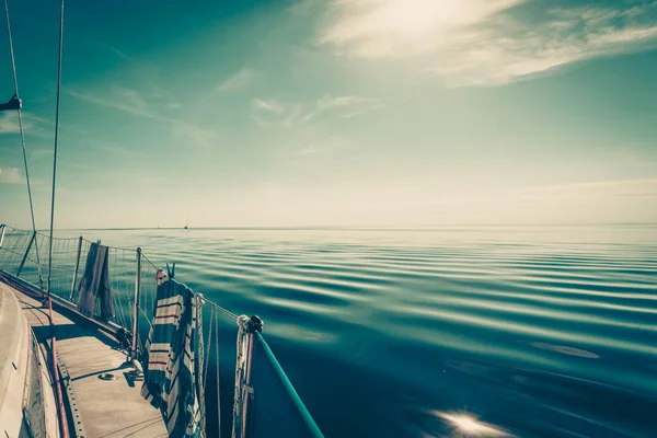 Mavi denizde yelken açan yelkenli. Turizm — Stok fotoğraf