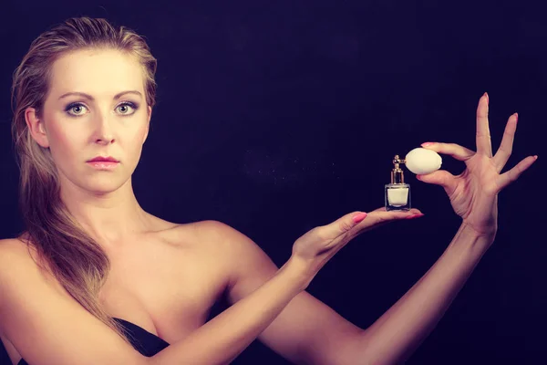 Vacker kvinna med holding och tillämpa parfym — Stockfoto
