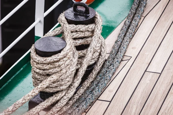 Harbor marina bolt with rope — Stock Photo, Image