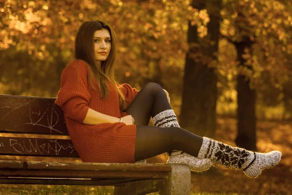 Mujer relajándose en el banco . — Foto de Stock