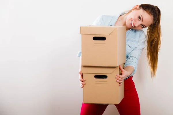 Woman moving into apartment house carrying boxes. — Stock Photo, Image