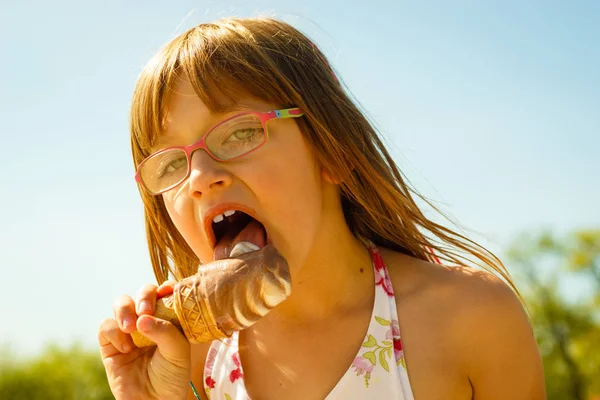 Kleuter meisje eten van ijs op strand — Stockfoto
