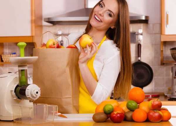 Mujer en cocina preparando frutas para el jugo — Foto de Stock