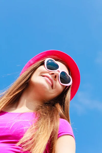 Woman wearing heart shaped sunglasses and hat — Stock Photo, Image