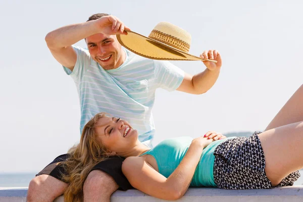 Uomo e donna seduti insieme fuori — Foto Stock