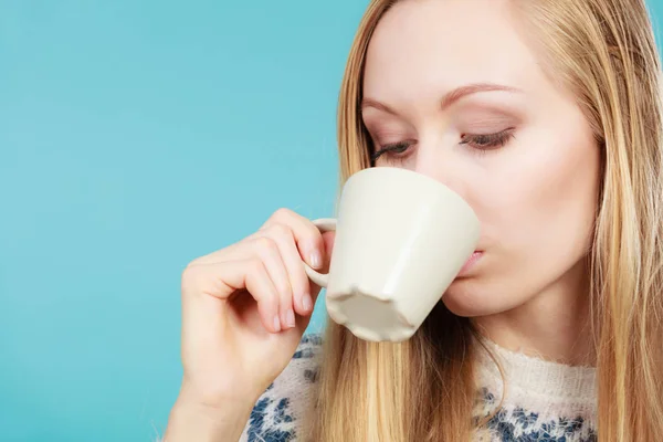 Mujer rubia bebiendo bebida caliente de la taza — Foto de Stock