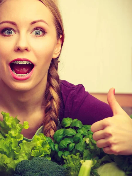 Mulher na cozinha com legumes verdes — Fotografia de Stock