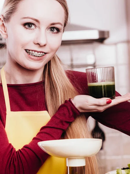 Žena v kuchyni hospodářství šťávy zeleninové smoothie — Stock fotografie