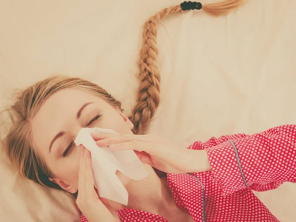 Mulher doente com gripe deitada na cama — Fotografia de Stock