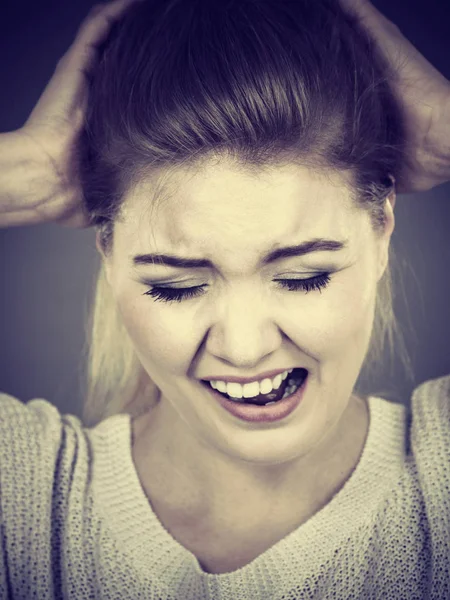 Unhappy woman screaming and yelling in pain — Stock Photo, Image