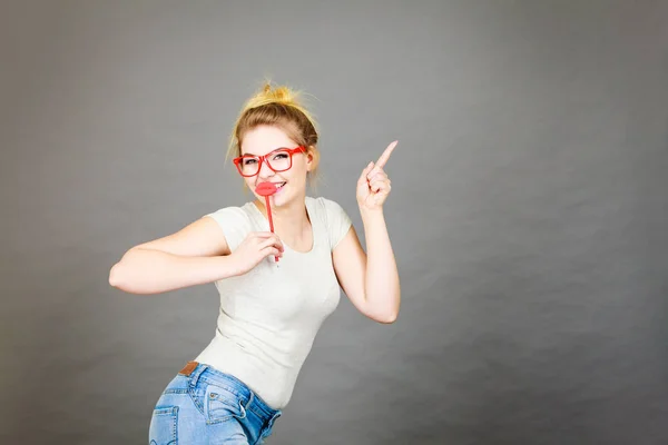 Mujer feliz sosteniendo labios falsos en palo — Foto de Stock