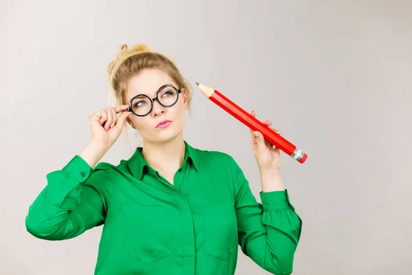 Kvinna förvirrat tänkande, stora penna i hand — Stockfoto
