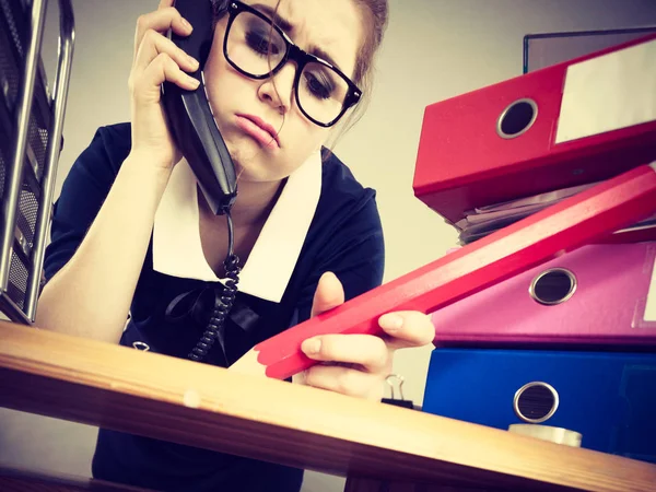 Sleepy zakenvrouw in office werken — Stockfoto