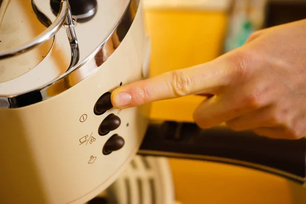 Mujer haciendo bebida caliente en la máquina de café —  Fotos de Stock