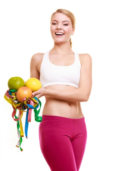 Mulher feliz segurando toranjas e medidas de fita . — Fotografia de Stock