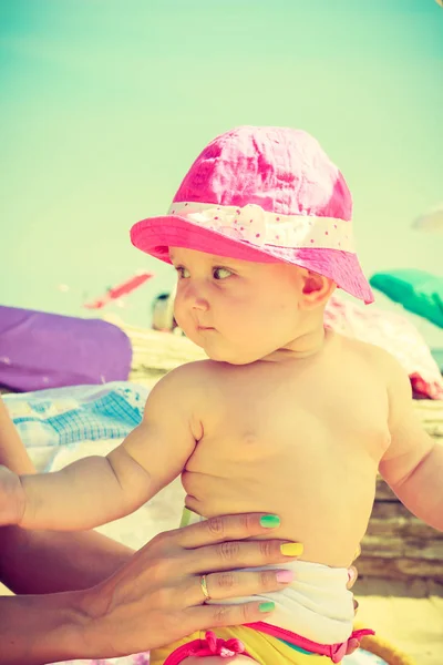 Bambino in mani di adulto durante estate — Foto Stock