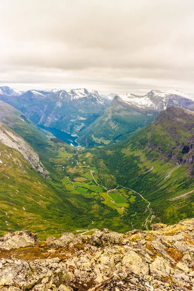 Ver en Geirangerfjord desde el mirador Dalsnibba en Noruega — Foto de Stock