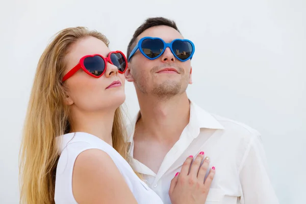Man och kvinna bär solglasögon i hjärtform — Stockfoto