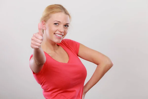 Šťastná žena ukazuje palec nahoru gesto — Stock fotografie